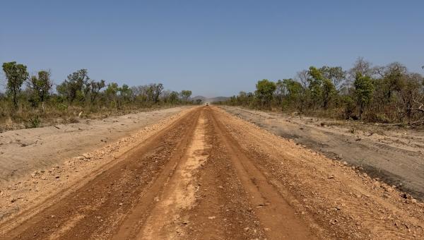 Prefeitura de Dianópolis realiza encascalhamento de 11 km de estrada vicinal entre São Dionísio e Boa Sorte