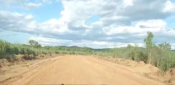 ASSENTAMENTO GLEBA OLHO D'ÁGUA RECEBE MANUTENÇÃO DE ESTRADAS VICINAIS