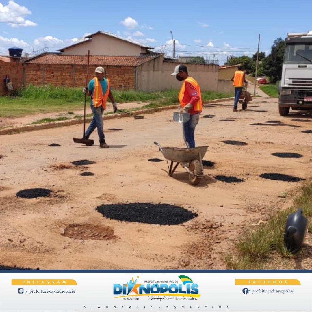 OPERAÇÃO TAPA-BURACOS SEGUE REALIZANDO MANUTENÇÃO NAS VIAS DE DIANÓPOLIS