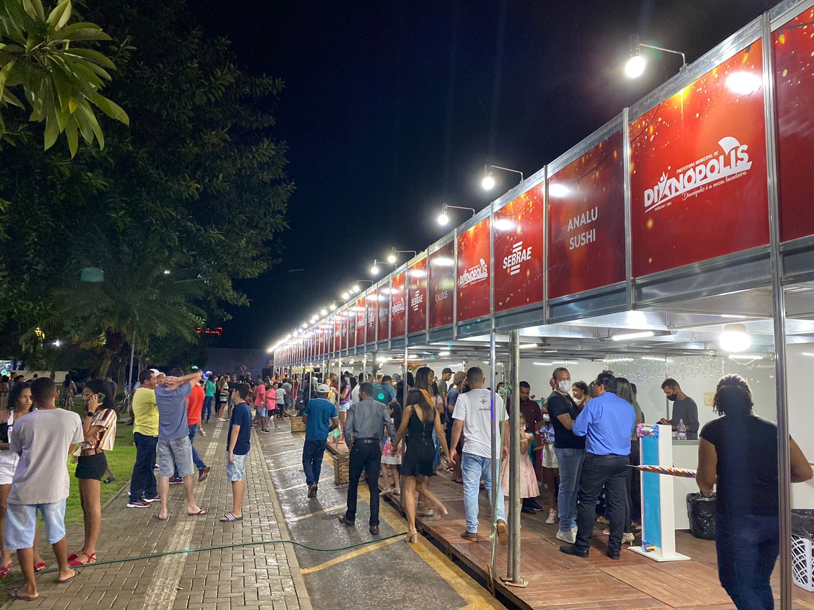 Primeiro dia da Feira do Empreendedor - Luzes de Natal reúne grande público; evento visa reunir famílias e fomentar a economia local