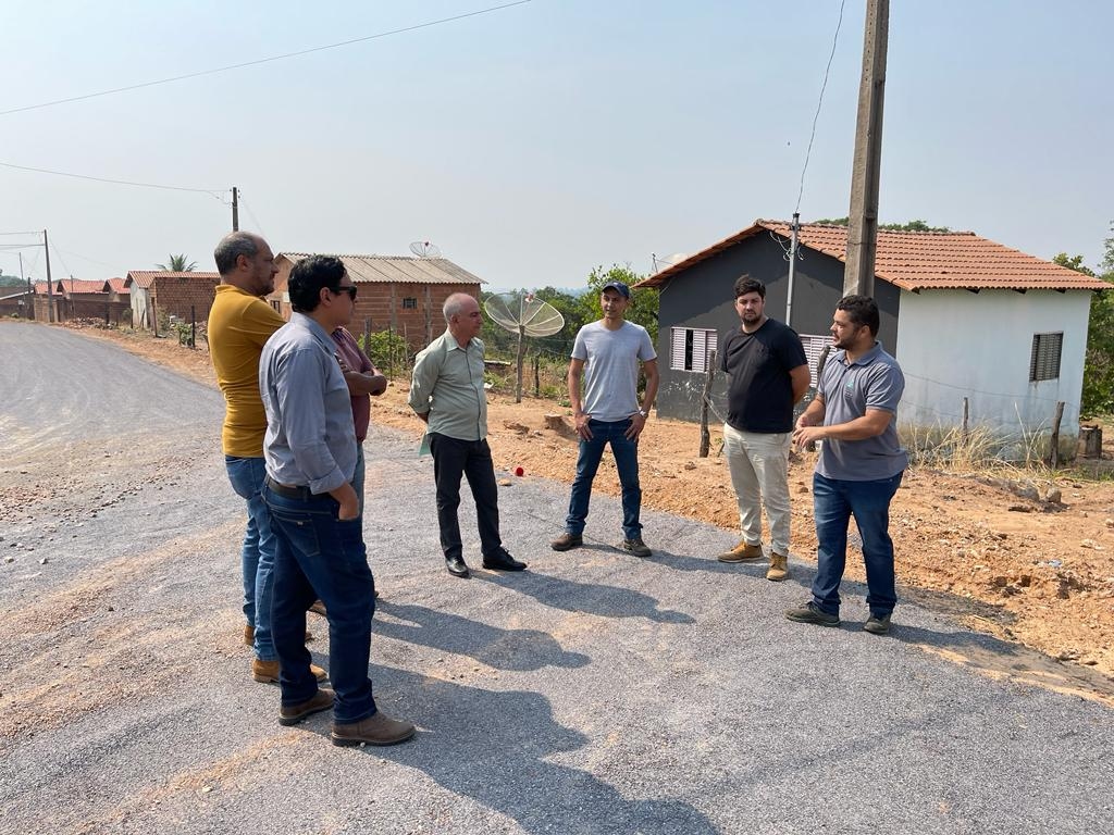 Em visita à erosão no setor Santa Luzia, Prefeitura autoriza construção de quebra-molas e projeção de valas para canalização